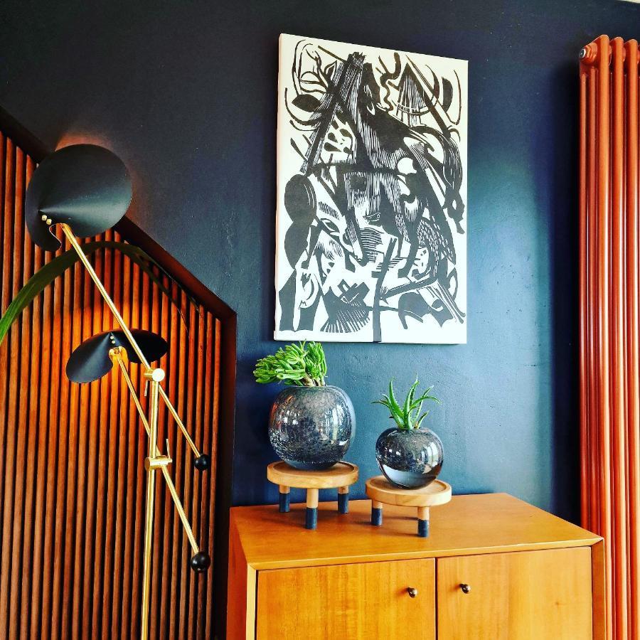 New Amazing The Black Wolf Suite The Grumpy Schnauzer B&B Airdrie Zewnętrze zdjęcie