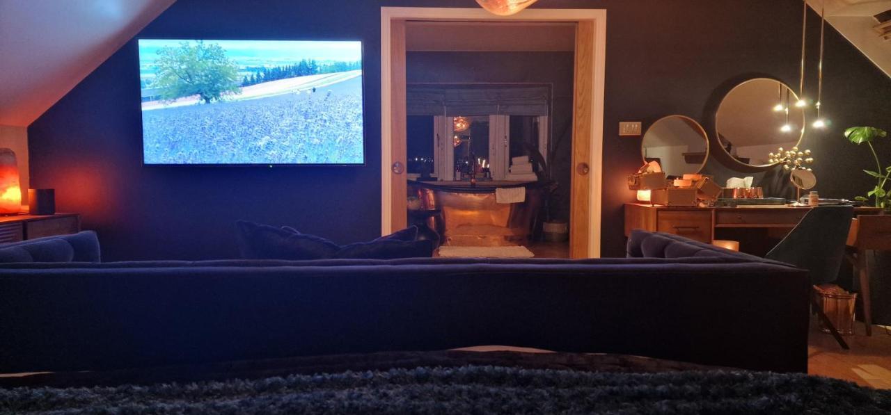 New Amazing The Black Wolf Suite The Grumpy Schnauzer B&B Airdrie Zewnętrze zdjęcie