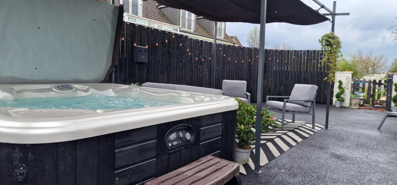 New Amazing The Black Wolf Suite The Grumpy Schnauzer B&B Airdrie Zewnętrze zdjęcie